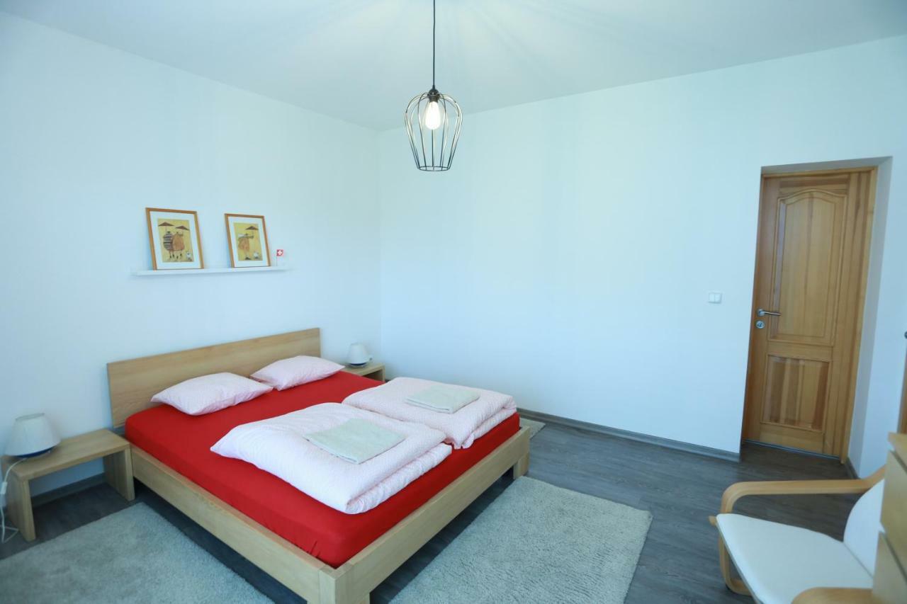 Sentis Hotel Oezjhorod Buitenkant foto